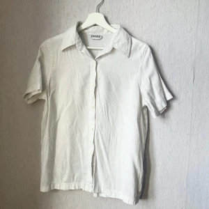 Skjorta med mönster - Vit skjorta med blommigt mönster. Inga defekter/fläckar. I gott skick. Bekvämt material och passform.