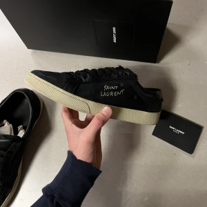 SAINT LAURENT Skor - Moddel: YSL (COURT CLASSIC SL-06 EMBROIDERED) Skick: 7/10 Retail: 6518kr Mitt pris: 1650kr