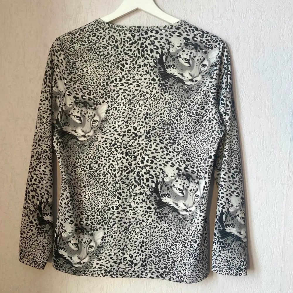 Långärmad tröja med leopardmönster, vit och svart. Lätt, bekvämt material. Storlek S/M.  Inga defekter. Den här långärmade t-shirten är i mycket gott skick.. Toppar.