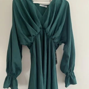 Mörkgrön flowy dress  - Aldrig använd, från NAKD med prislappar kvar