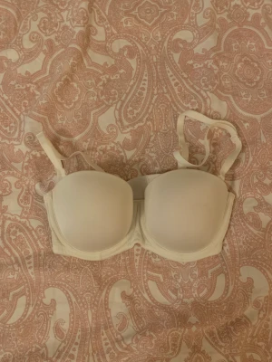 Oanvänd Bh - Inte fått användning för denna Bh så säljer den nu. Som man ser på andra bilden är den 70C!