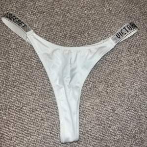 Supersnygga bikinitrosor från Victorias Secret, aldrig använda! Orginalpris ca 400kr. Strl S men skulle säga passar XS-M. Gratis frakt!