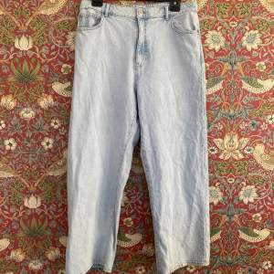 Jättesnygga blåa jeans från Lindex med en baggy fit, bekvämt stretchigt material som ger en fin passform🖤