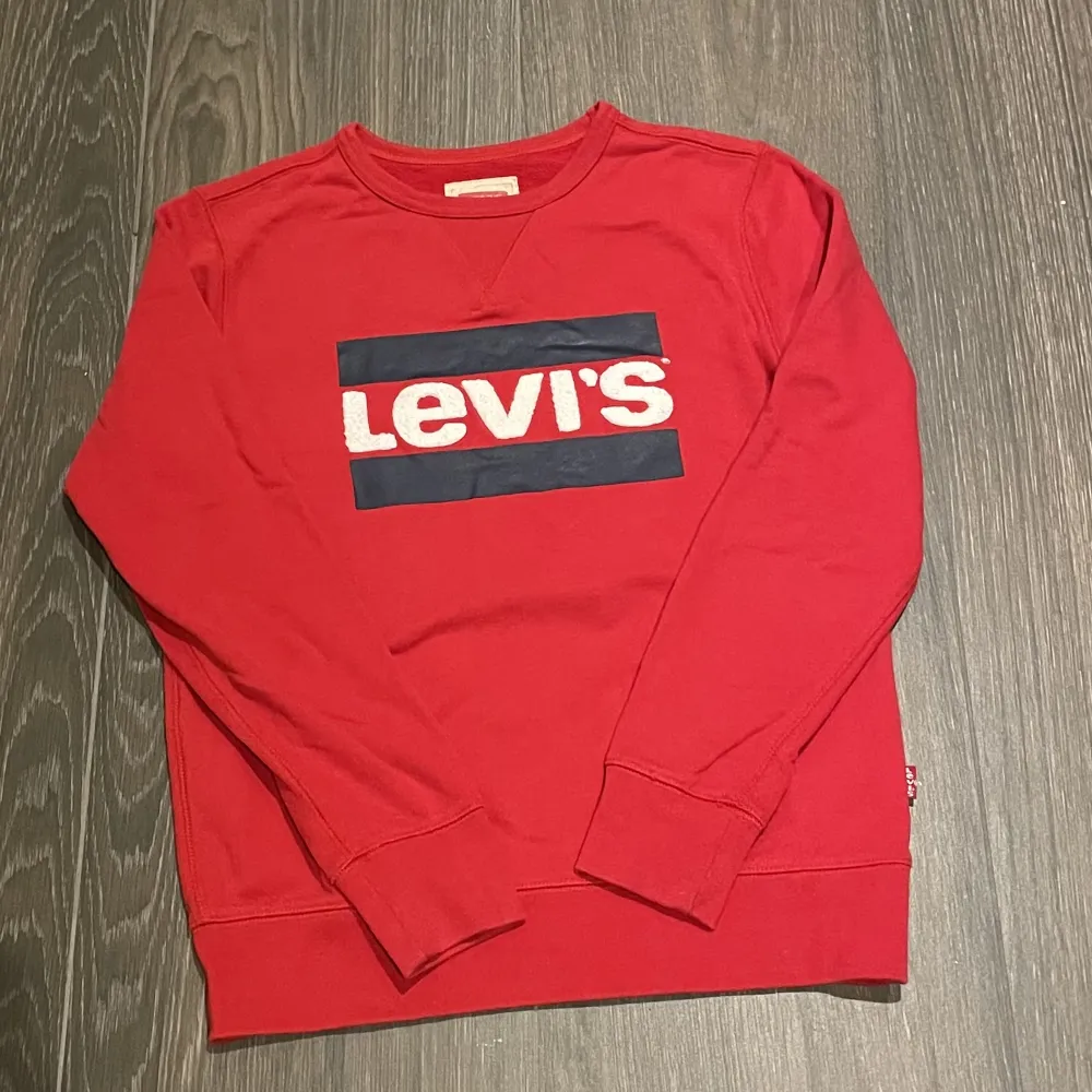 Levi’s tröja i mycket fint skick, endast tvättad få gånger Juniorstorlek ca 160. Hoodies.