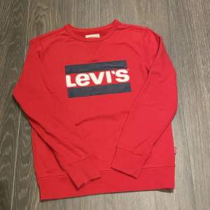 Levi’s tröja i mycket fint skick, endast tvättad få gånger Juniorstorlek ca 160