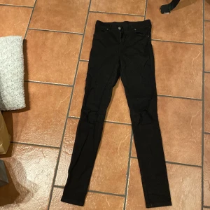 Jeans med hål  - Jeans med hål