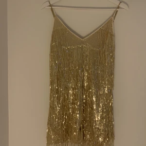 Ultimata party klänningen - Guld glittrig dröm från ASOS i petite