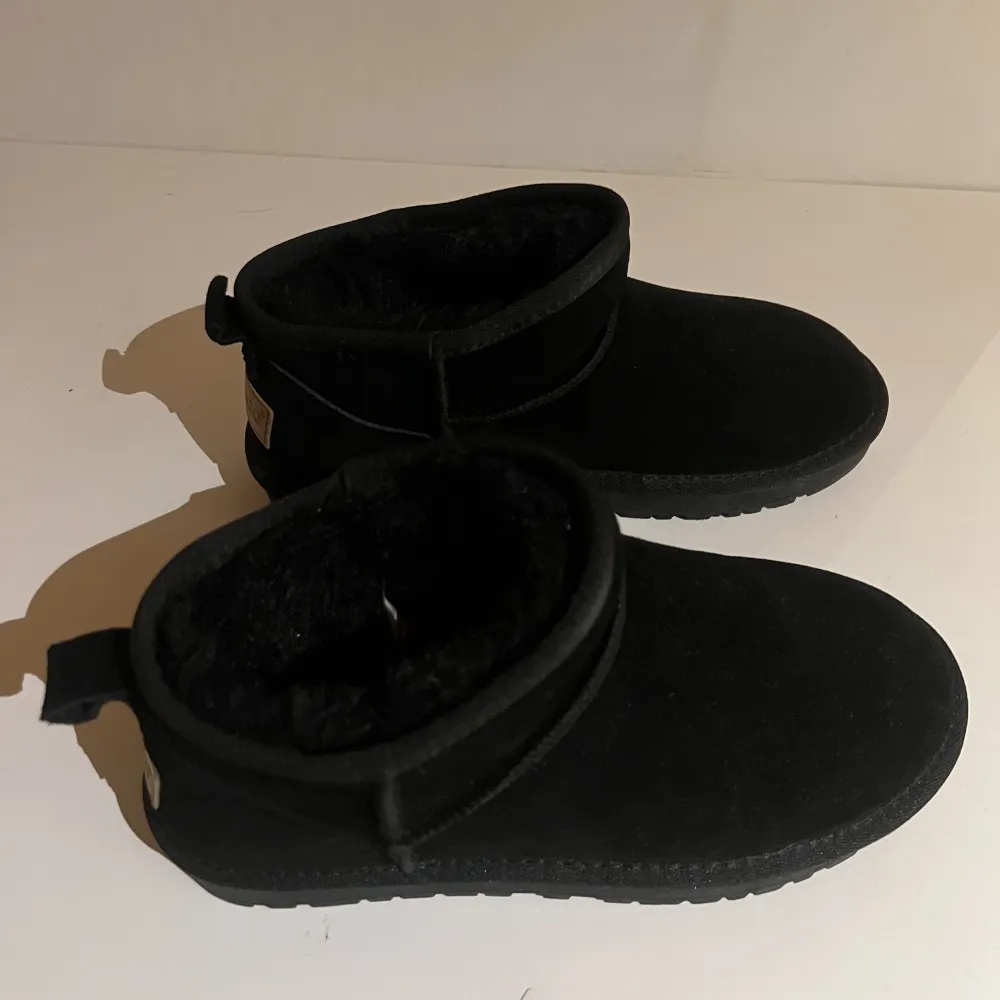 Skor som liknar låga uggs, dem är alltså inte äkta. Jättebra kvalitet och sköna men är tyvärr för små för mig. Det är storlek 39 men är mer som 38, kanske till och med 37. Köpte för 500kr och säljer för 300+frakt. Aldrig använda.. Skor.