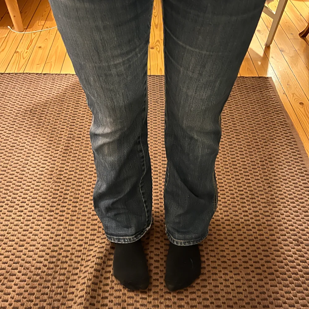 Så snygga lågmidjade utsvängda jeans, köpta secondhand!. Jeans & Byxor.