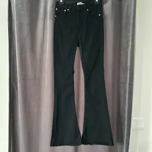 Utsvängda svarta jeans ifrån Lager157, aldrig använda. Strl M 