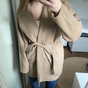 & other stories kappa - Beige, kort kappa från & other stories. Jättefint skick, knappt använd. Lite oversized på mig som vanligtvis har storlek S. Nypris ligger på ca 1 700❤️ pris går att diskutera