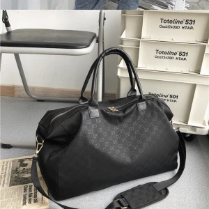 Väska  - En stor Gucci väska helt nytt skick! Säljer då jag beställde fel färg och ej hade någon bytesrätt. Kvitto tillkommer och priset kan diskuteras!