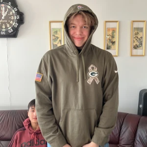 Nike college hoodie  - Grön college hoodie av polyester Modell är 192cm och 90kg 