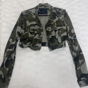 Militärmönstrad Jacka - Har två, det står L och XL men dom sitter som S och M.