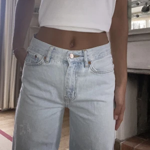 Junkyard - Lågmidjade Junkyard jeans. Avklippta längst ner så skulle säga att de passar någon runt 159-165 cm!