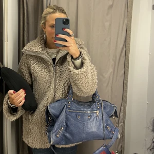 Balenciaga väska - Säljer nu min marin blåa balenciaga city bag i mellanstorleken(äkta). Medföljer tyvärr ingen dustbag, den är i använt skick, slitningar på sidorna osv. Skriv om ni undrar något eller är intresserade💘❤️