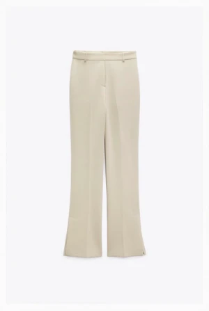 Zara kostymbyxor  - Hej Säljer mina snygga beige kostymbyxor från zara. Den är helt slutsåld och har testat dem 1 gång och den kommer inte till användning och den sitter väldigt tajt på mig.