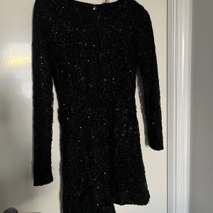 Glittrig klänning  - Säljer denna super fina glitter klänning som är jag hade på nyår och tror tyvärr inte den kommer till användning mer, så alltså bara använd en gång!! Nypris - 399kr