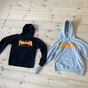 Säljer två thrasher Hoodies köp båda och få en gratis vit thrasher t-shirt med samma motiv på köpet. Köp en för 300 hundra och båda för 600 Köparen står för frakt