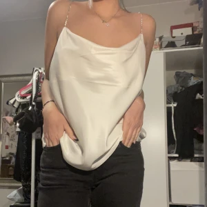 Festlinne - Jättefint festlinne med silverglittriga band! Stor i strl passar M/L