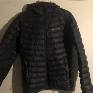 Peak Performance Jacka - Svart dunjacka från peak performance i nyskick. 