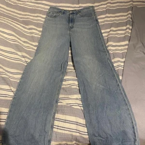 Levi's jeans st 28 - Ett par High Loose Levi's i storlek 28 med hög midja. Använda 2-3 ggr, i mycket fint skick. Passar dig som är lång. Midja 83 cm Inseam 75 cm