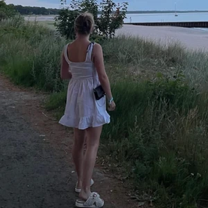 Zara klänning - Jättefin vit sommarklänning! Använd ett fåtal gånger😃💗 finns ej kvar