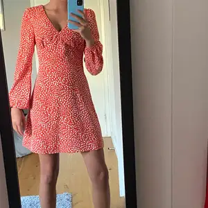 En röd klänning från Glamorous. Köpt från Nelly förra året för 450kr, säljes för 200kr+ frakt. Endast använd en gång, superbra skick✨ i storlek xs. Skriv för fler bilder mm pris kan diskuteras