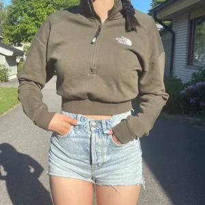 En mörk grön tröja från The north face  - Äkta north face tröja som Endast är testad :) köpt för 800 säljer för 350 kronor. Skriv för fler frågor. kan mötas i uppsala eller fraktar gärna 