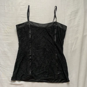 svart linne - fint svart linne med spets o andra detaljer! den är så fin till lågmidjade jeans! har ingen riktigt bra bild med den på, men dm om du verkligen vill ha så kan jag fixa :)