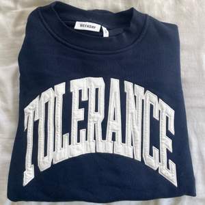 En supersnygg ’tolerance’ sweatshirt från Weekday. Älskar den men passar inte i färgen och den är därför knappt använd. Skulle påstå att tröjan kan klassas som XS-M i kvinnorstorlek och XXS-S i mansstorlek beroende på hur man vill ha passformen.