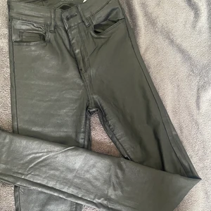 Tighta skinnbyxor  - Svarta tighta skinnbyxor från Veromoda som tyvärr är för små för mig. 