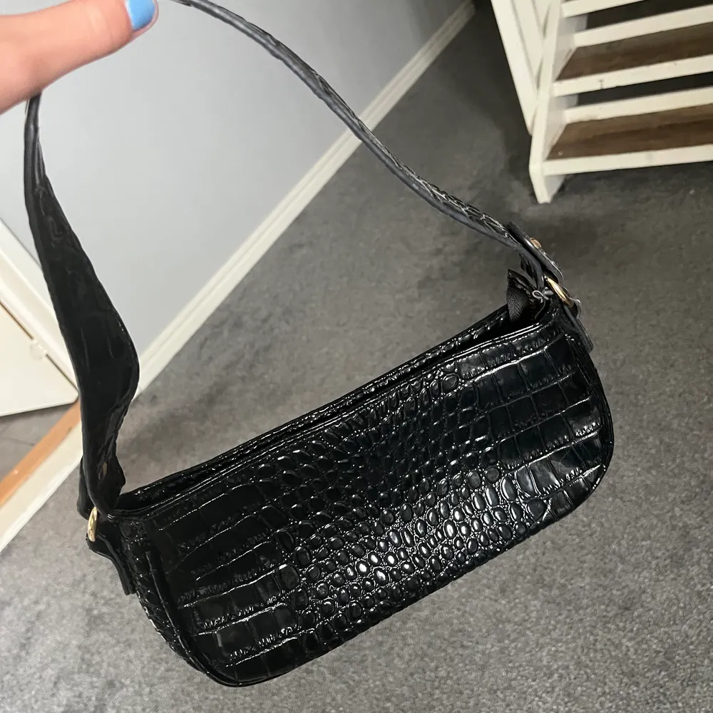 Basic svart handväska, säljs för att den inte används:)). Accessoarer.