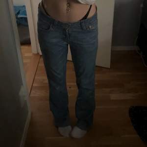 näst intill oanvända lågmidjade levis jeans, inga defekter, älskar dom häe jeansen men dom kommer aldrig till användning så måste tyvärr sälja💗 ny pris: 500