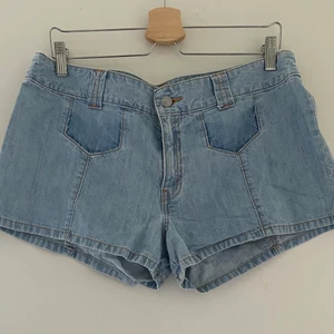 Jeansshorts Levi’s  - Levi’s jeansshorts köpta i USA. Storlek står 13 JR men de är typ som storlek 40/42 med 94 cm omkrets i midjan.   Supersnygg passform för rumpan!