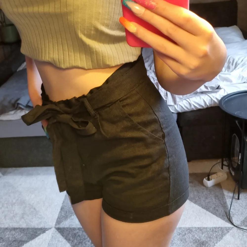 Ett par linne shorts från Lager 157 med snörning fram som är använda 1 gång☀️💛 Shortsen för 60kr + 52kr frakt. Shorts.