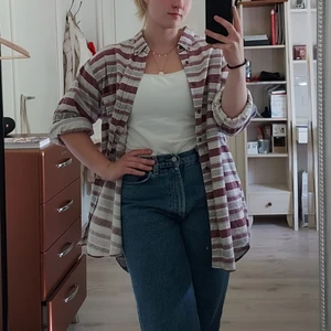 Skjorta strlk: XL - Stor och luftig skjorta. Perfekt till att ha ute en varm sommarkväll. Säljes då det inte är min stil längre. Säljer för 100 kr + frakt som köparen står för själv 💕