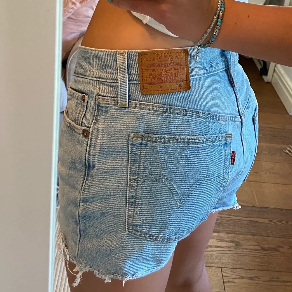 Assnygga Levis jeansshorts! Storlek 29, skulle säga att de passar mellan 34-38 beroende på hur man vill att de ska sitta🤩🤩 . Shorts.