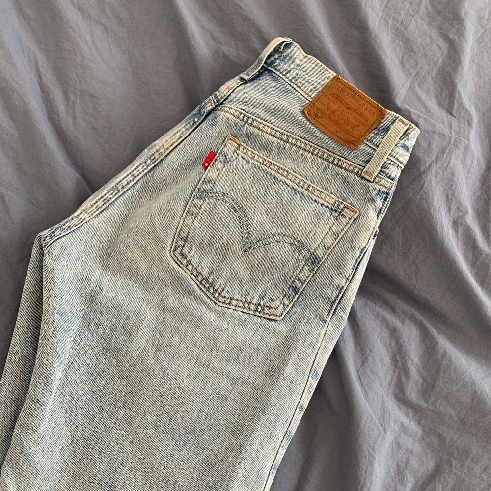 skitsnygga jeans från levis i storlek w26 l30. Ljus tvätt!. Jeans & Byxor.
