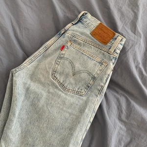 Levis 501 straight leg - skitsnygga jeans från levis i storlek w26 l30. Ljus tvätt!