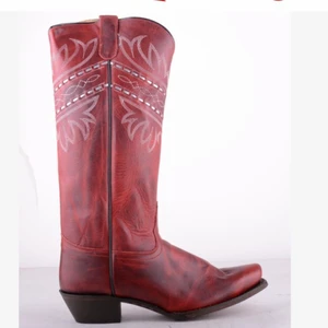 röda Cowboyskor från skouno - Red High Boot. Ett par cowboyboots från Tony Lama som jag älskar men som tyvärr inte kommer mycket till användning:( Köpta på SkoUno för 3000kr. Skorna är i efterhand sulade och klackade, i bra skick! Hör av dig vid intresse/eventuella frågor💓