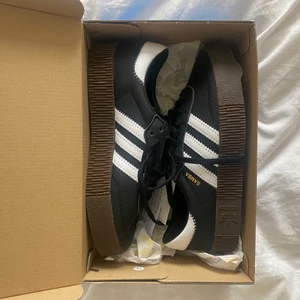 Adidas SAMBAROSE - HELT NYA Adidas SAMBAROSE Sneakers, storlek 38 (sista bilden är min)