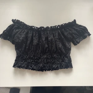 Svart gina crop top  - Svart söt off shoulder spets top. Toppen är i gott skick och bara använd ett fåtal gånger.💗 