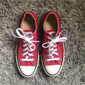 Låga röda converse - Låga röda converse skor. Skriv om du har frågor eller vill ha fler bilder! Köparen står för frakt. Kan mötas i Stockholm:)