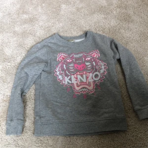 Kenzo tröja - Säljs för 300kr, storlek 140. Använd ungefär 5 ggr. ❤️❤️