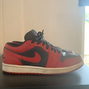 Jordan 1 low black gym red - Säljer mina Jordan 1 för att dom har blivit för små. Liten defekt på höger tå men annars i bra skick. Pris kan diskuteras!