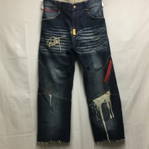 Coola y2k byxor - Ett par Bullrot wear jeans storlek M men avklippta nere vid benen så skriv privat för mått, fräna byxor med coola detaljer och har en baggy fit för den som brukar ha xs/s på byxor! (Obs frakt ingår ej i pris)