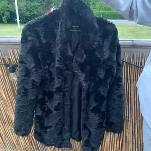 Jacka - Mjuk fin jacka vet inte tyget heter . Är dock trasig i inne sömmen ens ärm hålet på insidan men inget man stör sig på 