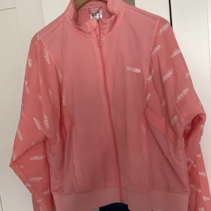 Adidas vindjacka  - Adidas vindjacka rosa stl M