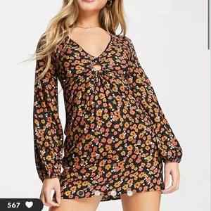 Klänning från asos - Helt ny, säljer då den var för liten.  Köparen står för frakten💗